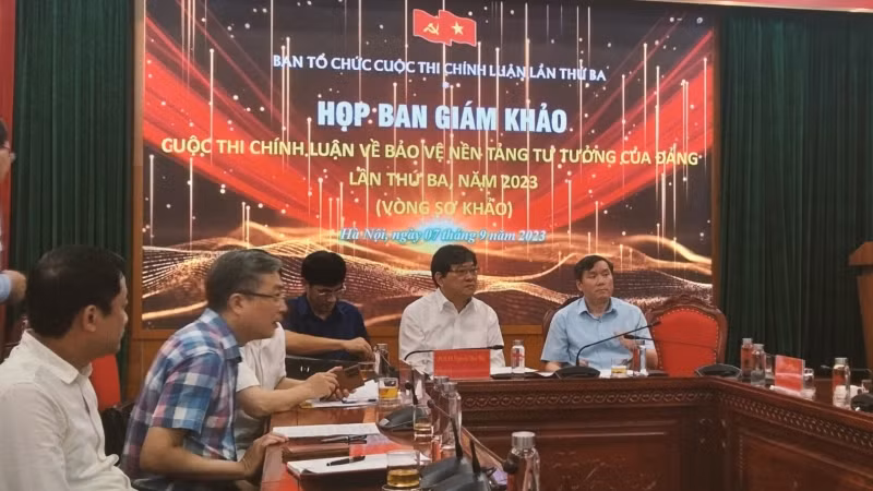 Quang cảnh cuộc họp của Ban tổ chức cuộc thi. 