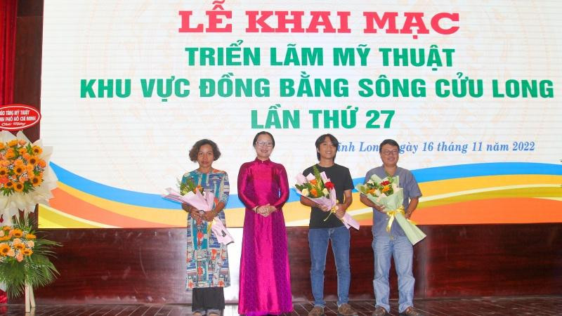 Lãnh đạo tỉnh Vĩnh Long trao thưởng cho các tác giả đoạt giải. (Ảnh: BÁ DŨNG)