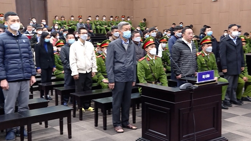 Các bị cáo nghe đại diện Viện kiểm sát nhân dân thành phố Hà Nội nêu quan điểm giải quyết vụ án tại phiên toà xét xử.