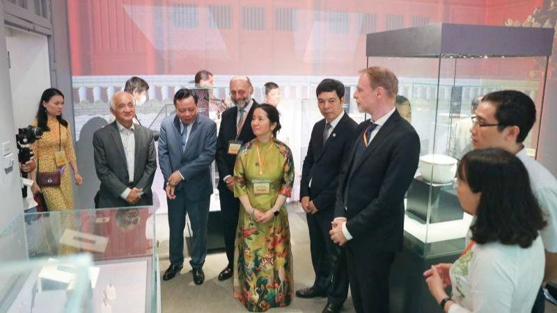 Các đại biểu thưởng ngoạn vẻ đẹp của những báu vật Hoàng cung xưa.