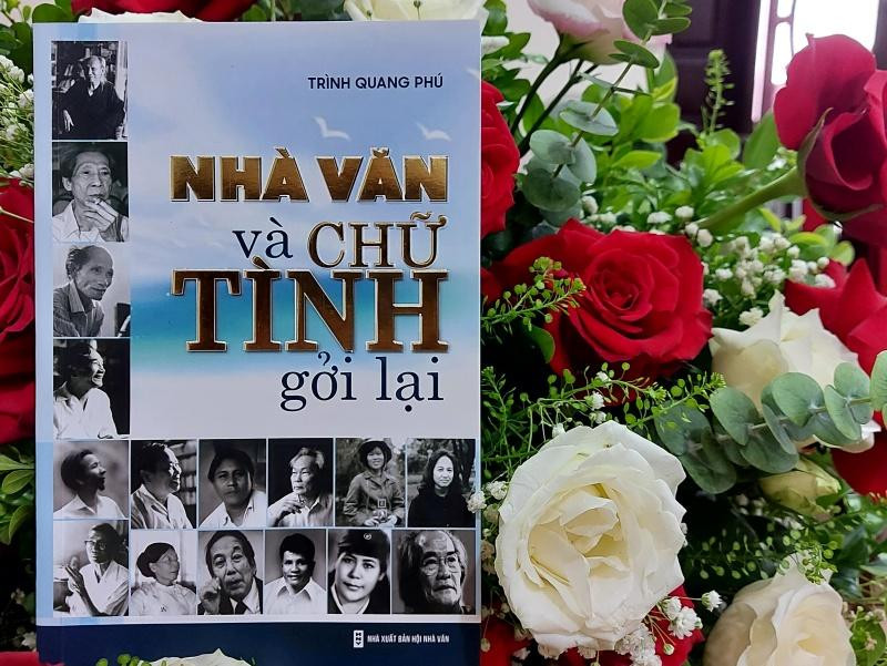 Cuốn sách “Nhà văn và chữ tình gởi lại”.