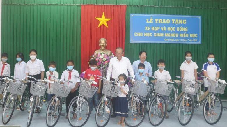Nguyên Ủy viên Bộ Chính trị, Nguyên Phó Thủ tướng Thường trực Chính phủ Trương Hòa Bình trao xe đạp cho học sinh huyện Châu Thành, tỉnh Trà Vinh.