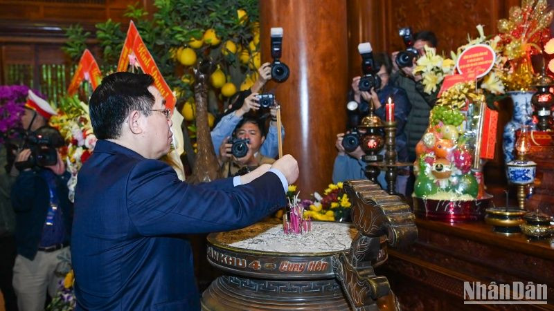 Chủ tịch Quốc hội Vương Đình Huệ tới dâng hoa, dâng hương tưởng niệm Chủ tịch Hồ Chí Minh tại Khu Di tích Quốc gia đặc biệt Kim Liên, huyện Nam Đàn.