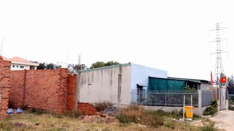 Công trình xây dựng trái phép dưới đường dây điện ở thị trấn Hiệp Phước, huyện Nhơn Trạch.