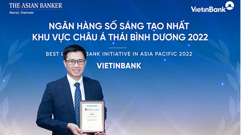 Đại diện VietinBank, ông Trần Hoài Nam, Phó Giám đốc Khối khách hàng doanh nghiệp kiêm Giám đốc Trung tâm Phát triển Giải pháp tài chính khách hàng nhận giải “Ngân hàng số sáng tạo nhất châu Á-Thái Bình Dương”.