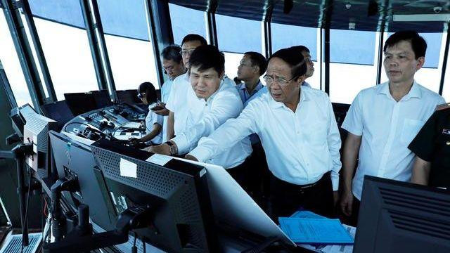 Phó Thủ tướng kiểm tra khu vực quy hoạch phía nam. (Ảnh: VGP)