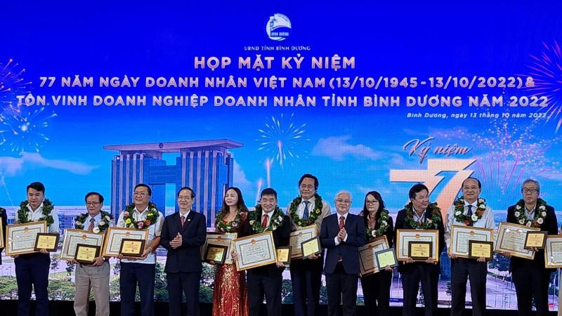 Lãnh đạo tỉnh Bình Dương trao Bằng khen cho doanh nghiệp và doanh nhân.