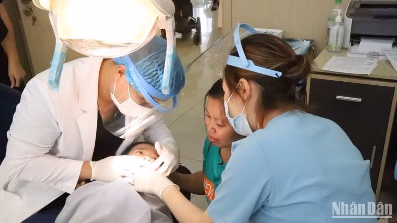 Các bác sĩ Bệnh viện Đại học Y Dược Buôn Ma Thuột điều trị các bệnh về răng miệng cho các cháu bị bệnh bại não.