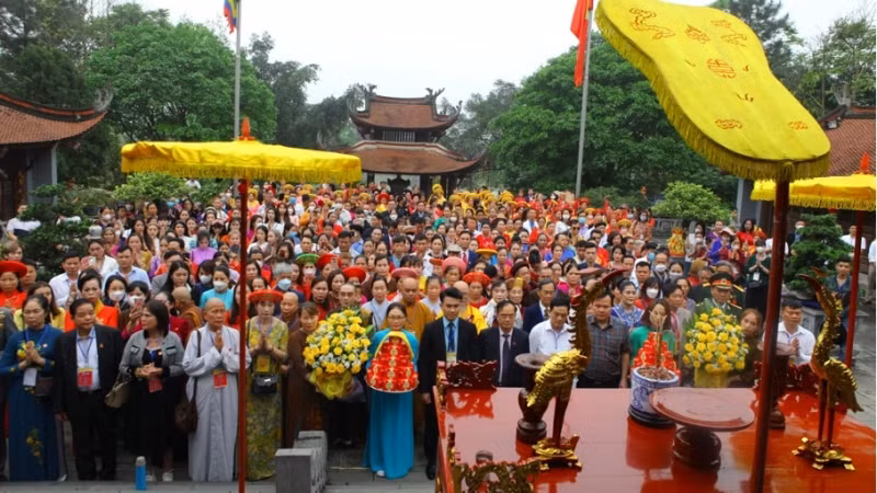 Phó Viện trưởng Lạc Văn Tú cùng các đại biểu dâng hương tưởng niệm tại khu di tích lịch sử Đền Hùng.