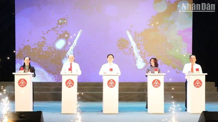 Các đồng chí lãnh đạo tỉnh Đắk Lắk ấn nút phát động đợt thi đua đặc biệt chào mừng kỷ niệm 120 năm Ngày thành lập tỉnh Đắk Lắk (22/11/1904-22/11/2024).