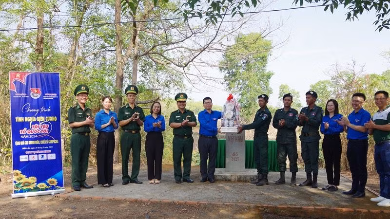 Đoàn công tác của Trung ương Đoàn Thanh niên cộng sản Hồ Chí Minh và Bộ Chỉ huy Bộ đội Biên phòng tỉnh Đắk Lắk thăm, động viên, tặng quà lực lượng bảo vệ biên giới Đồn Công an CoBalĐomray, tỉnh Mondulkiri, Vương quốc Campuchia.