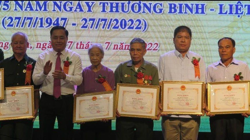 Tặng Bằng khen cho các tập thể, cá nhân làm tốt công tác “Đền ơn đáp nghĩa”.