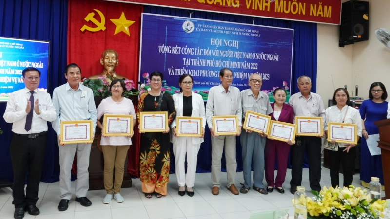 Khen thưởng cho các cá nhân có thành tích trong công tác kiều bào.