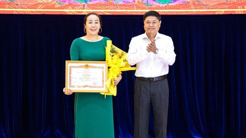 Thừa ủy quyền của Thủ tướng Chính phủ, Phó Bí thư Thường trực Tỉnh ủy Đắk Lắk Phạm Minh Tấn trao tặng Bằng khen của Thủ tướng Chính phủ cho bà Nguyễn Thị Nhỏ, Chủ nhiệm câu lạc bộ Nữ Doanh nhân huyện Krông Búk có thành tích xuất sắc trong học tập và làm theo tư tưởng, đạo đức, phong cách Hồ Chí Minh.