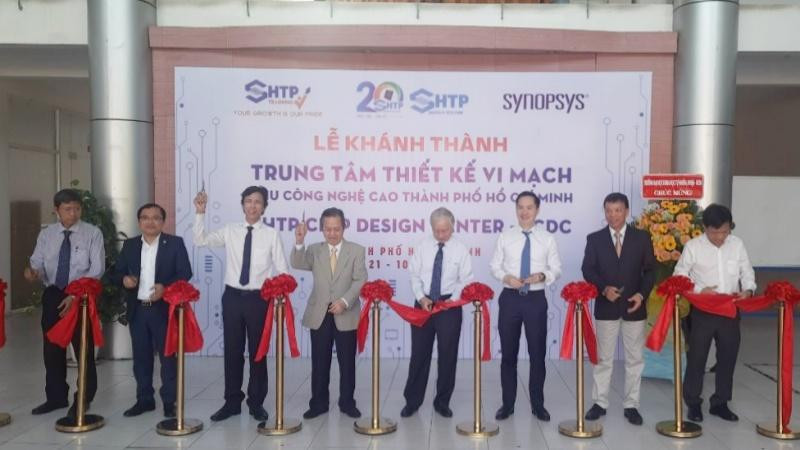 Cắt băng khánh thành Trung tâm Thiết kế vi mạch Khu Công nghệ cao Thành phố Hồ Chí Minh.