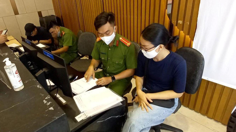 Cán bộ, chiến sĩ Cảnh sát hướng dẫn người dân sử dụng dịch vụ công trực tuyến tại chung cư Sunrise Riverside.