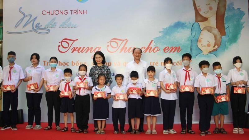 Tặng quà Trung thu cho các em nhỏ.