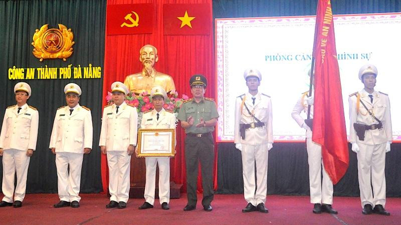 Thừa ủy quyền của Chủ tịch nước, Thiếu tướng Vũ Xuân Viên trao tặng Huân chương Chiến công hạng Ba cho Phòng Cảnh sát hình sự.