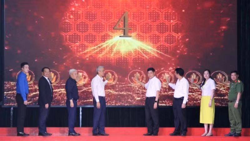 Các đại biểu thực hiện Nghi thức Lễ phát động Phong trào “Bình dân học vụ số”. (Ảnh: THU HẰNG)