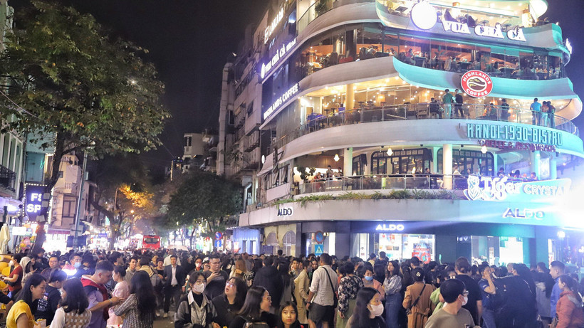 Biển người tham gia các hoạt động chào năm mới tại hồ Hoàn Kiếm.
