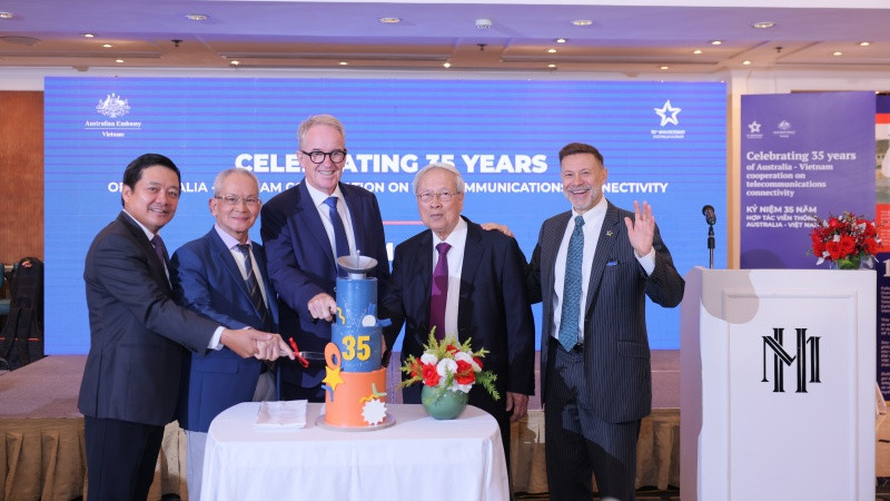 Các đại biểu cắt bánh kỷ niệm 35 năm OTC và GDPT ký thỏa thuận hợp tác kinh doanh đầu tiên vào năm 1988.