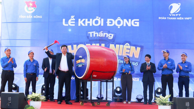 Phó Bí thư Tỉnh ủy, Chủ tịch Hội đồng nhân dân tỉnh Đắk Nông Lưu Văn Trung đánh trống khởi động Tháng Thanh niên năm 2023.