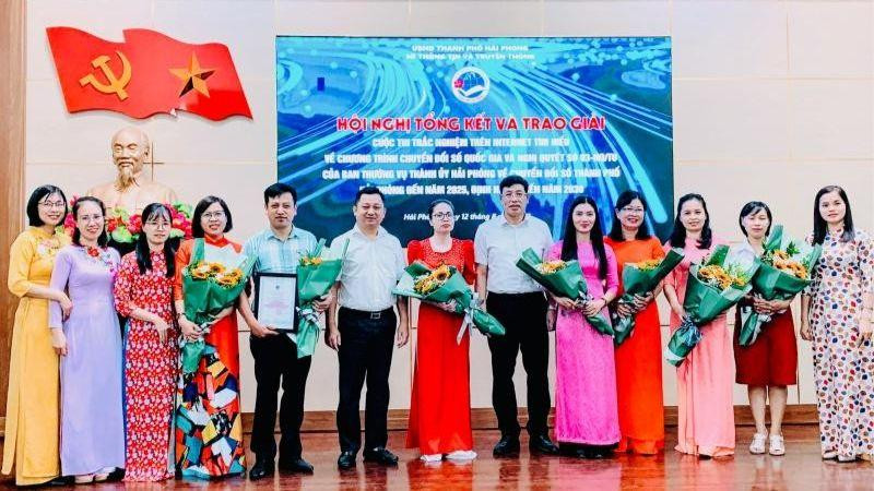 Ban Tổ chức cuộc thi trao thưởng cho các thí sinh đoạt giải.