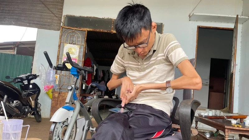 Đi khám, bác sĩ thông báo Tài Nam mắc căn bệnh u sợi thần kinh, một bệnh rất ít gặp và nền y học chưa thể điều trị đặc hiệu được.