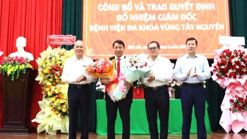Lãnh đạo Sở Y tế tỉnh Đắk Lắk trao Quyết định bổ nhiệm Giám đốc Bệnh viện Đa khoa vùng Tây Nguyên và hoa chúc mừng bác sĩ chuyên khoa II Nguyễn Đăng Giáp.