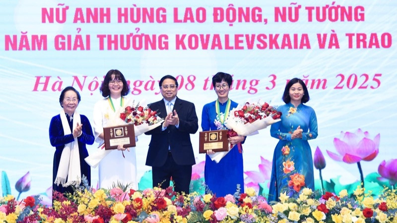 Thủ tướng Phạm Minh Chính trao Giải thưởng Kovalevskaia năm 2024 tặng PGS, TS Nguyễn Minh Tân và PGS, TS Đặng Thị Mỹ Dung, tại Trụ sở Chính phủ, ngày 8/3/2025. (Ảnh: TRẦN HẢI) 
