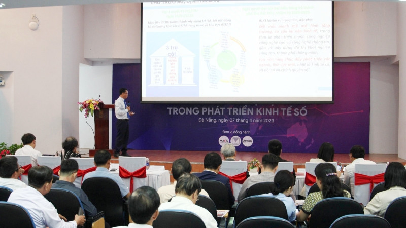 Đại biểu Đà Nẵng trình bày về chuyển đổi số của thành phố.