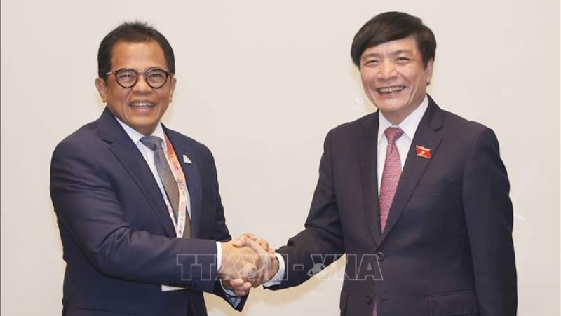Tổng Thư ký Quốc hội, Chủ nhiệm Văn phòng Quốc hội Bùi Văn Cường gặp Tổng Thư ký Hạ viện Indonesia Indra Iskandar. (Ảnh: Doãn Tấn/TTXVN)