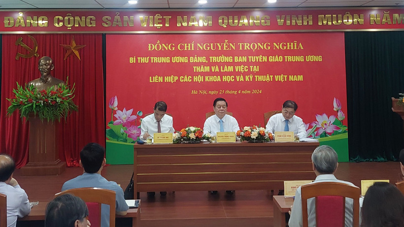 Đoàn công tác lắng nghe ý kiến của các nhà khoa học, trí thức.