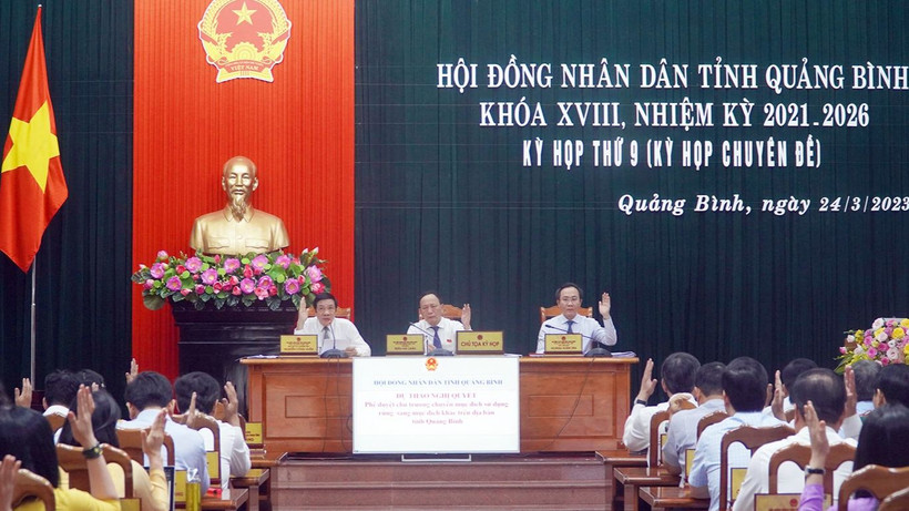 Đại biểu Hội đồng nhân dân tỉnh Quảng Bình biểu quyết đồng ý tuyển dụng 743 chỉ tiêu giáo viên hợp đồng năm 2023.