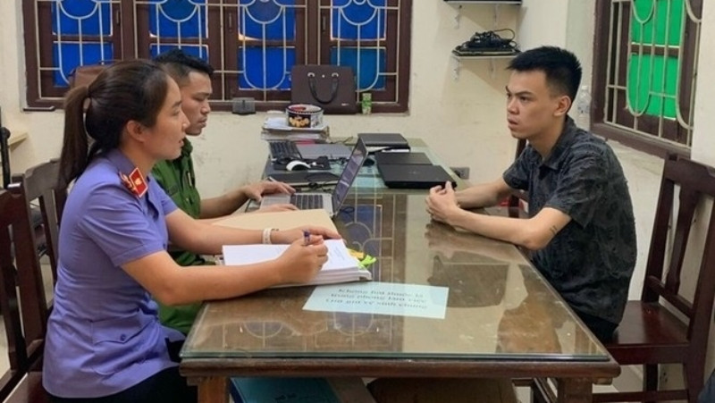 Đối tượng Phạm Viết Trung (áo đen) làm việc với cơ quan chức năng. (Ảnh: Công an huyện Tiên Du)