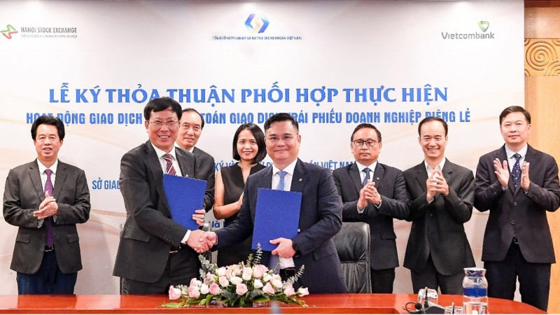 Ông Nguyễn Thanh Tùng, Tổng Giám đốc Vietcombank (bên phải) và ông Dương Văn Thanh, Tổng Giám đốc VSDC ký kết thỏa thuận phối hợp.