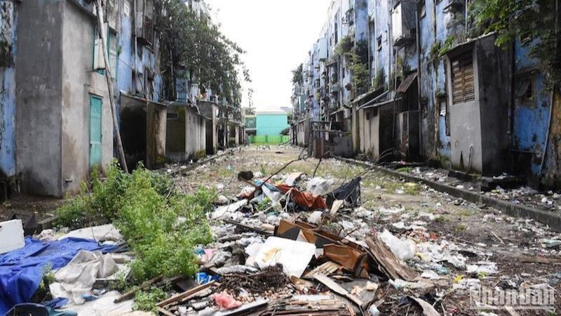 Chung cư Hòa Minh (quận Liên Chiểu, thành phố Đà Nẵng) xuống cấp nghiêm trọng. (Ảnh: ANH ĐÀO)