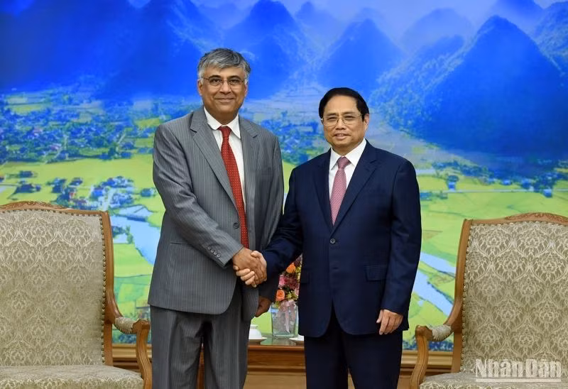 Thủ tướng Phạm Minh Chính và ông Sanjaya Panth, Phó Vụ trưởng Vụ châu Á-Thái Bình Dương của Quỹ Tiền tệ Quốc tế (IMF).
