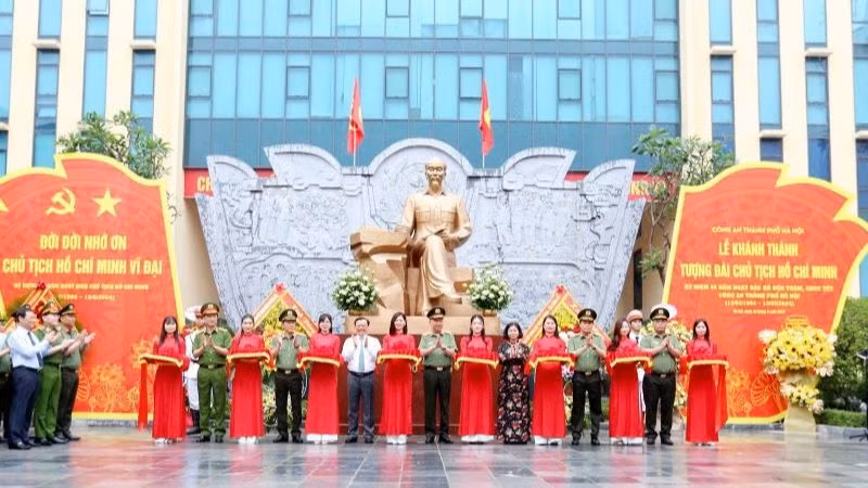 Khánh thành tượng đài Chủ tịch Hồ Chí Minh đặt tại trụ sở Công an thành phố Hà Nội.