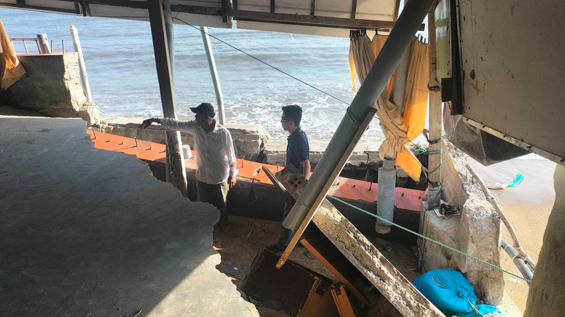 Căn nhà của anh Đỗ Xuân Bốn ở thôn Ninh Chử 1, thị trấn Khánh Hải, huyện Ninh Hải, tỉnh Ninh Thuận bị sóng đánh sập tường và móng nhà.