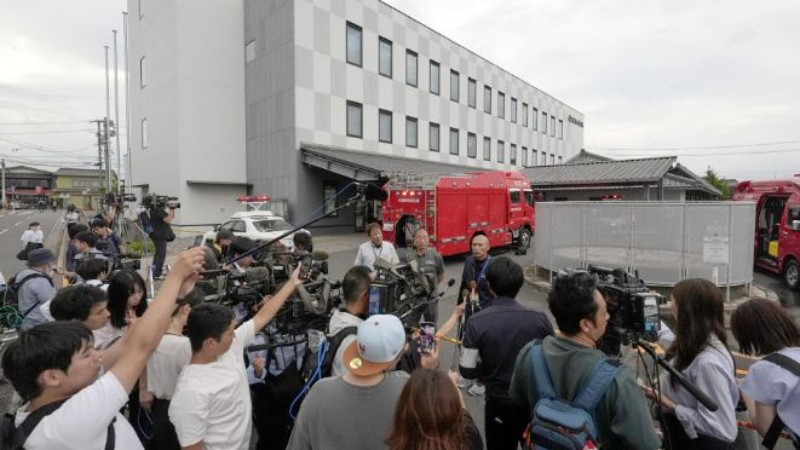 Các phóng viên tập trung trước tòa thị chính Takahama ở tỉnh Aichi, miền trung Nhật Bản, ngày 16/7/2024. (Ảnh: Kyodo)