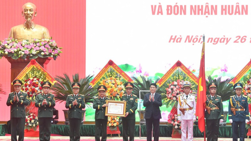 Chủ tịch nước Lương Cường trao Huân Chương Hồ Chí Minh cho lực lượng Dân quân tự vệ Việt Nam.
