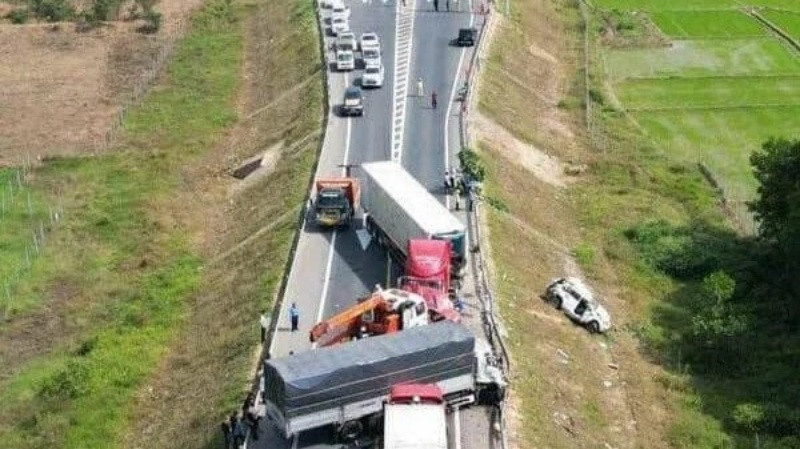 Hiện trường vụ tai nạn giao thông xảy ra trên đường cao tốc Cam Lộ-La Sơn