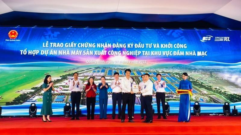 UBND tỉnh Quảng Ninh đã trao Giấy chứng nhận đăng ký đầu tư cho các dự án.