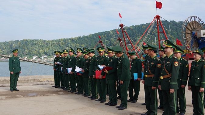 Các học viên thực hành nghiệp vụ công tác cửa khẩu tại cảng biển.