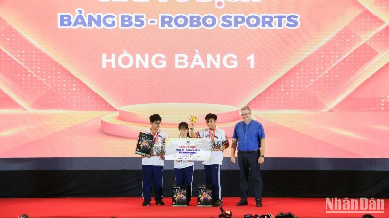 Ông Troels Jakobsen trao giải Vô địch bảng B5 cho đội Hồng Bàng 1.
