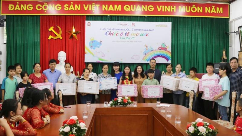 Ban tổ chức cuộc thi tặng quà cho 17 nhà tại Làng trẻ em SOS năm 2020.