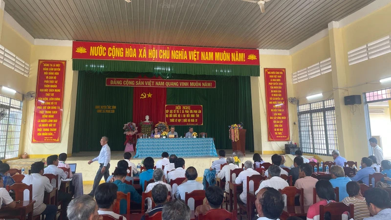 Hơn 50 cử tri xã Phan Lâm, xã Phan Sơn tham dự buổi tiếp xúc.
