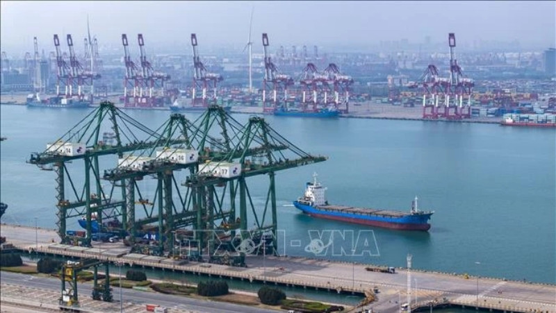 Quang cảnh cảng hàng hóa ở Thiên Tân, Trung Quốc. (Ảnh: THX/TTXVN)