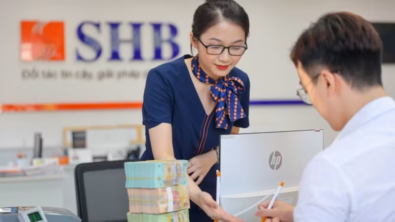 Kênh tiết kiệm ngân hàng vẫn luôn là ưu tiên của người dân.